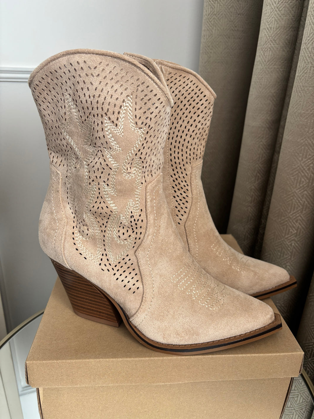 SANDY BEIGE COWBOY BOOTS