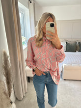 Load image into Gallery viewer, CICI PINK CHAIN PRINT DIP HEM BLOUSE