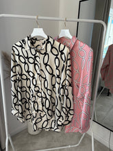 Load image into Gallery viewer, CICI BLACK CHAIN PRINT DIP HEM BLOUSE