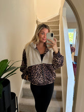 Load image into Gallery viewer, TEDDY FLEECE COLLAR LEOPARD PRINT JACKET