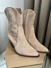Load image into Gallery viewer, SANDY BEIGE COWBOY BOOTS
