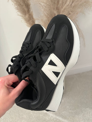 NELLY BLACK/WHITE SPORTS TRAINERS