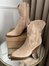 Load image into Gallery viewer, SANDY BEIGE COWBOY BOOTS