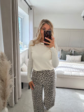 Load image into Gallery viewer, ELLA WHITE SOFT TOUCH FINE KNIT JUMPER