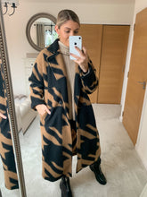Load image into Gallery viewer, MADDIE LONGLINE CAMEL HOUNDSTOOTH COAT